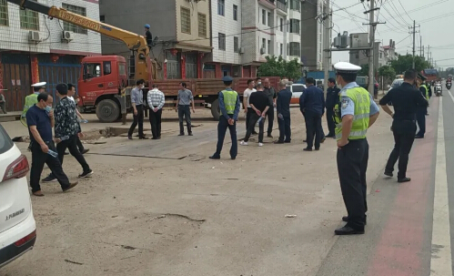 图为非法私建地磅依法整治现场